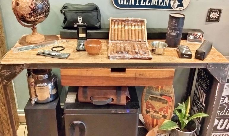 Coin gentlemen : console en bois, cigares, globe terrestre