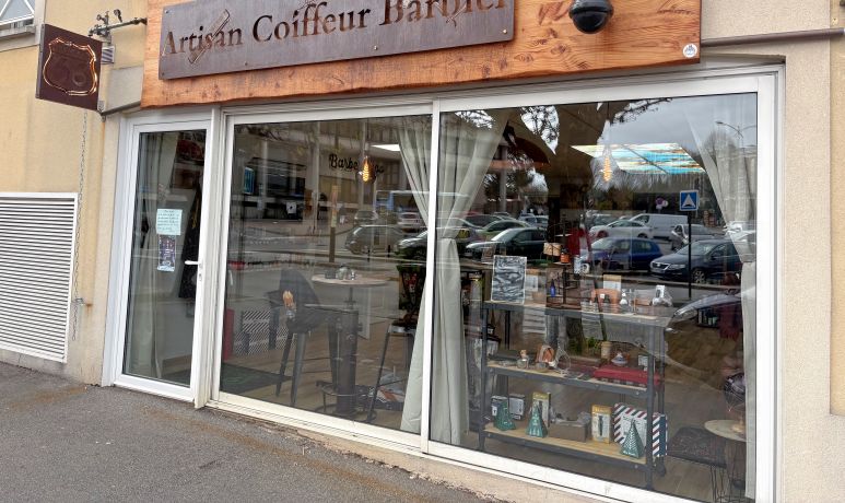 Devanture du salon, enseigne « Artisan Coiffeur Barbier »