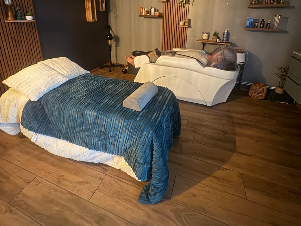 Espace détente avec lit de massage et bac à shampoing massant