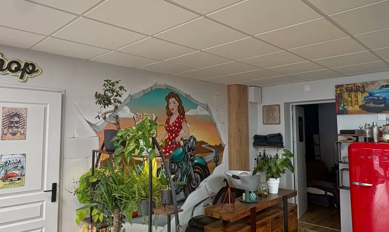Fresque pin-up à moto et décoration route 66 dans le salon